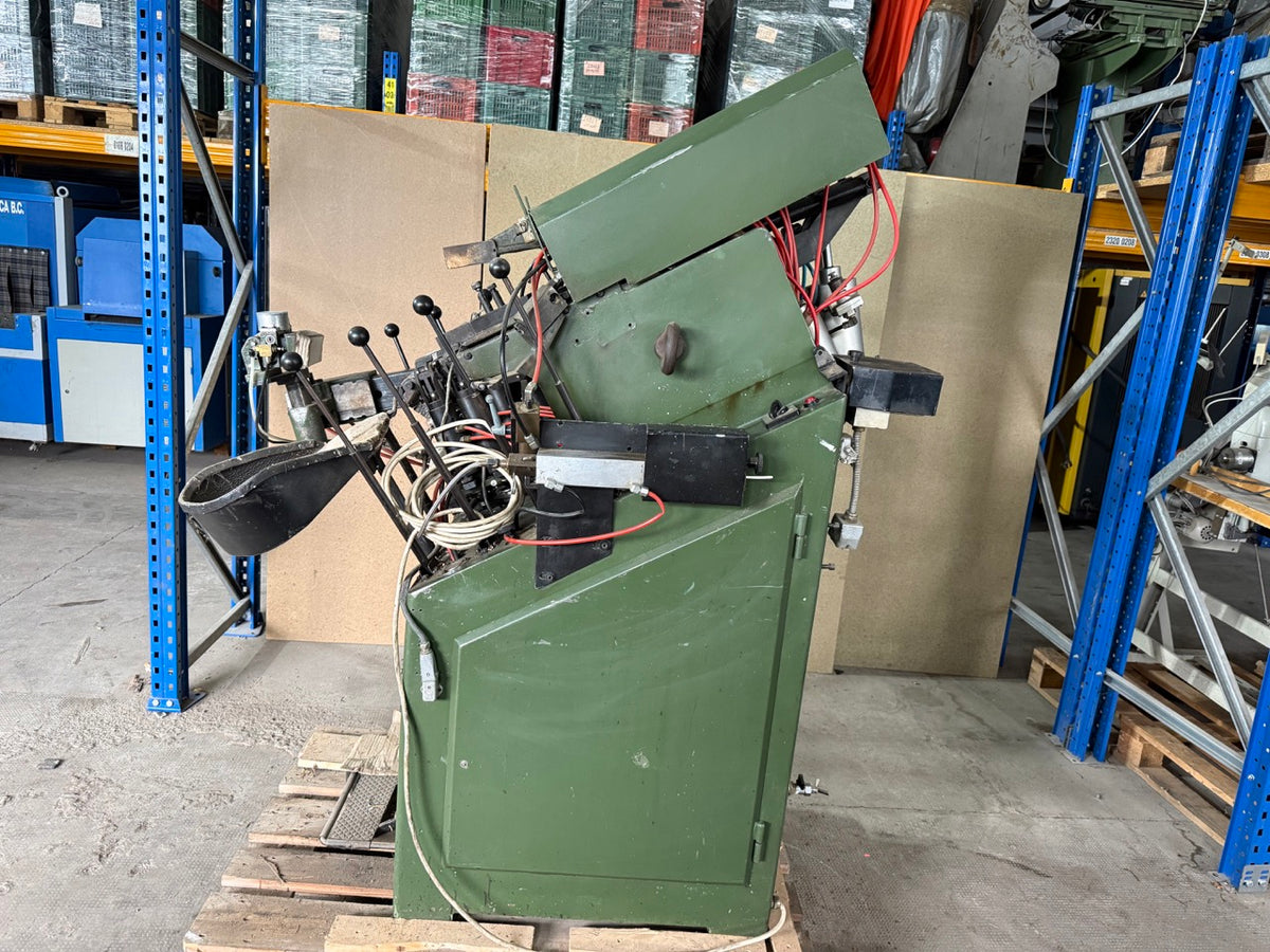 International toe lasting machine