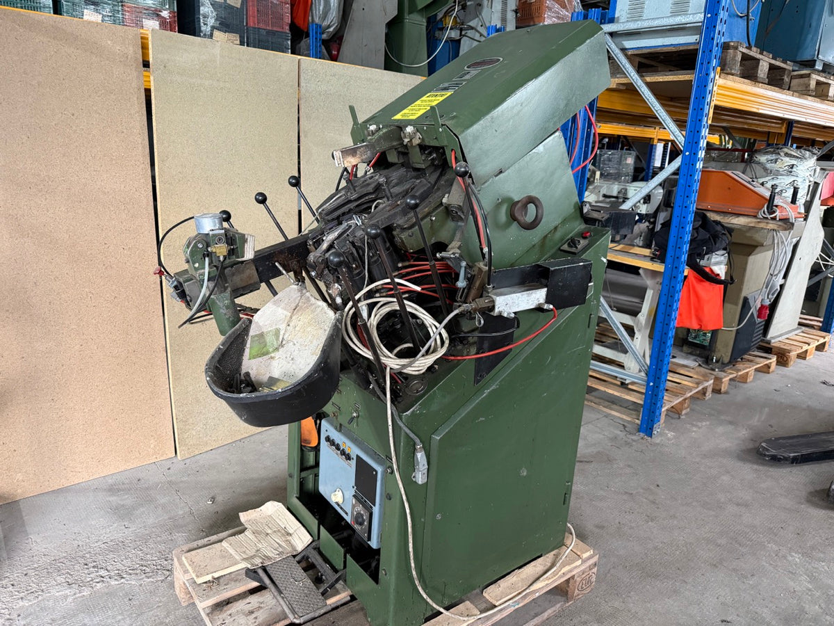 International toe lasting machine