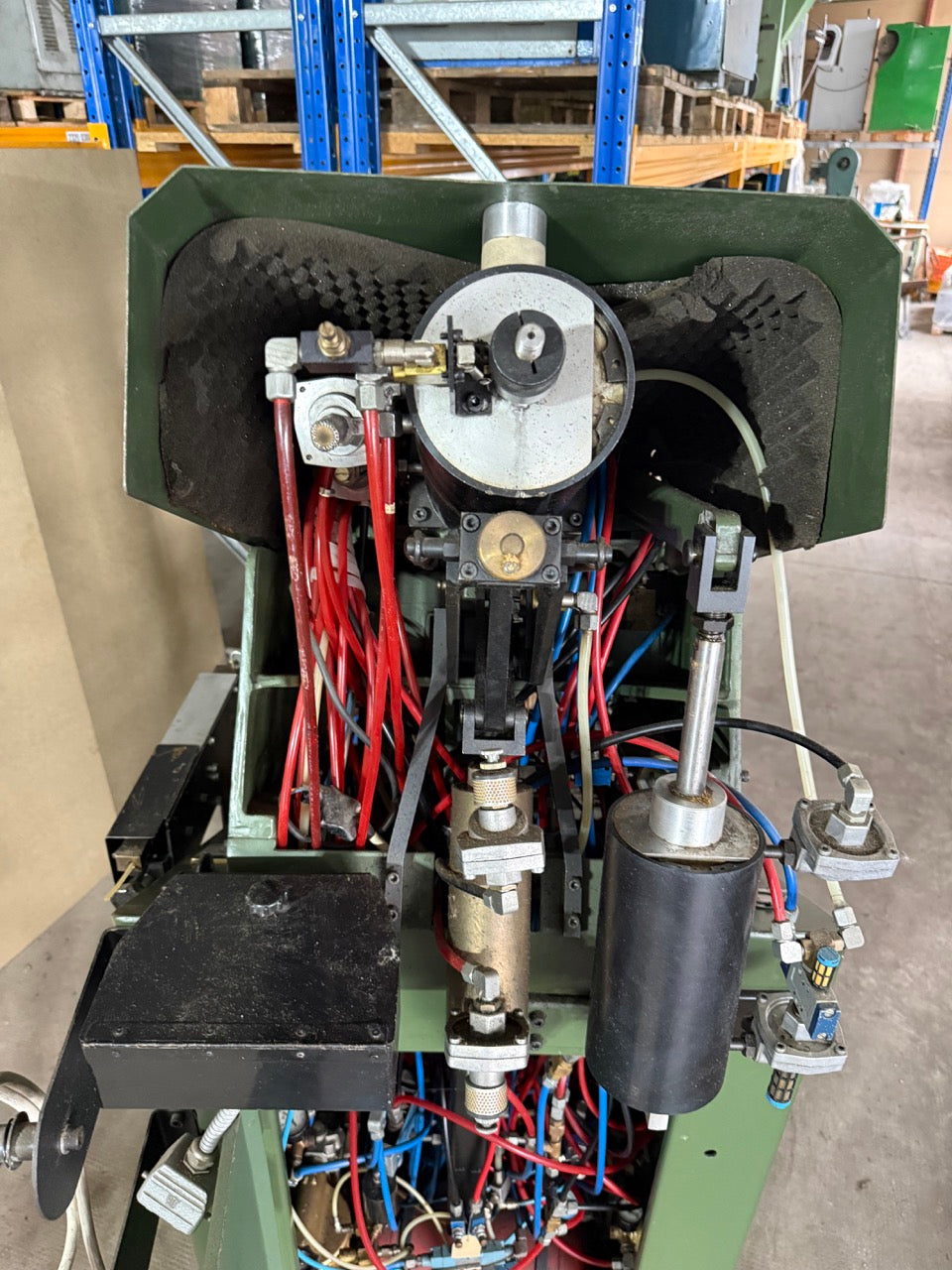 International toe lasting machine