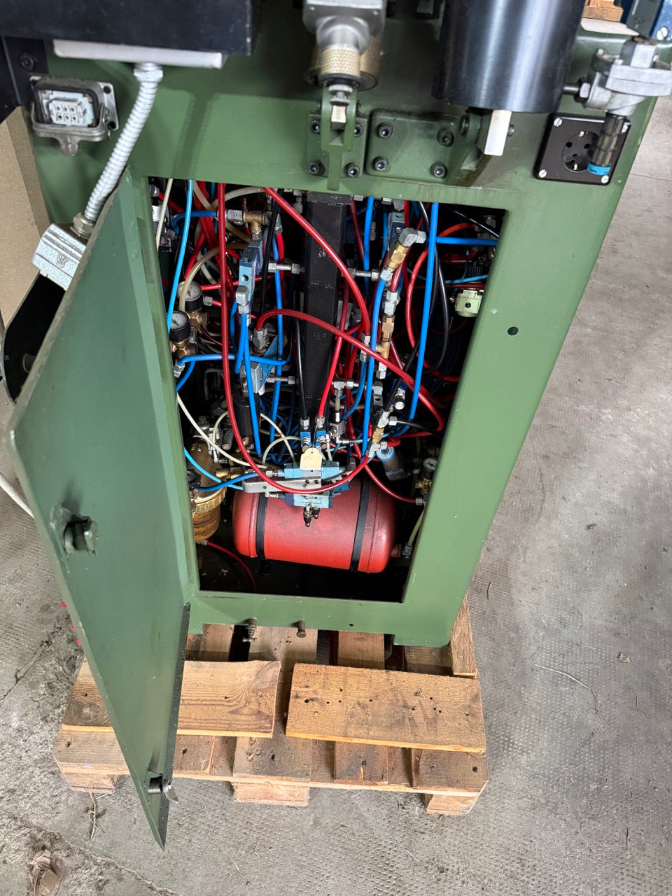 International toe lasting machine