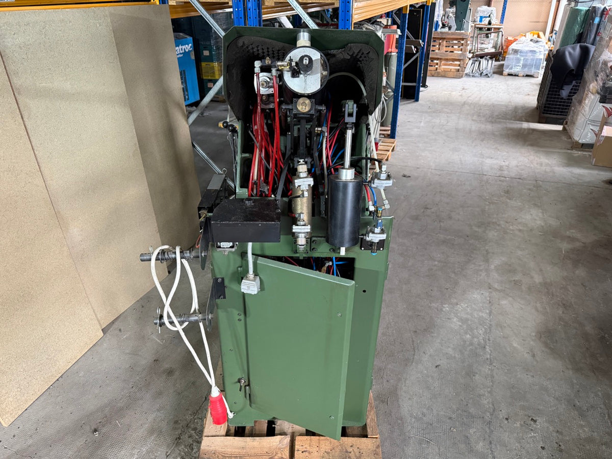 International toe lasting machine