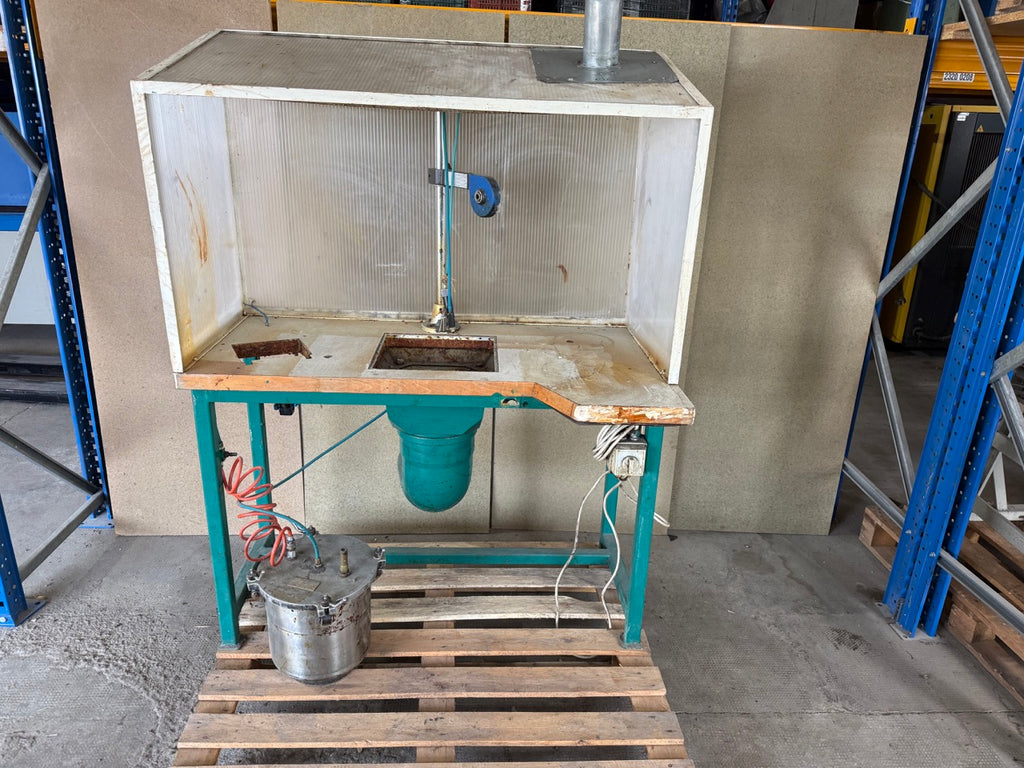 Spraying booth