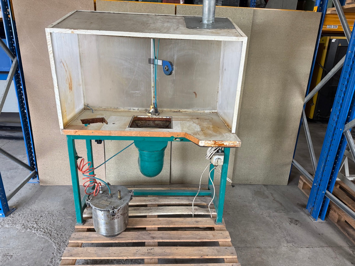 Spraying booth