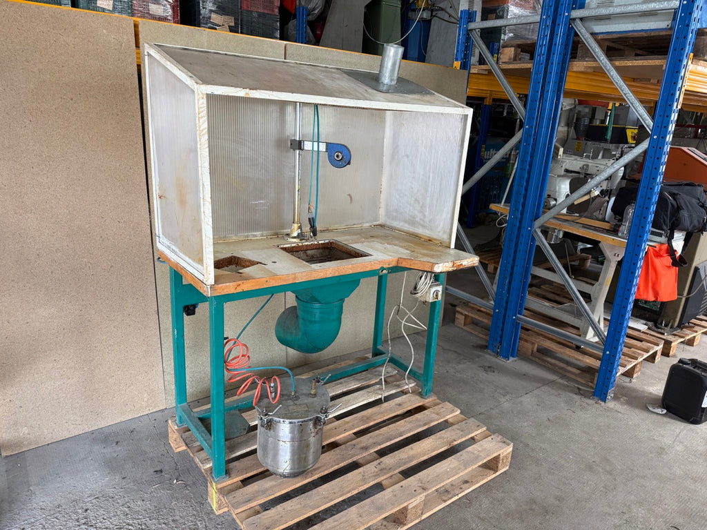 Spraying booth
