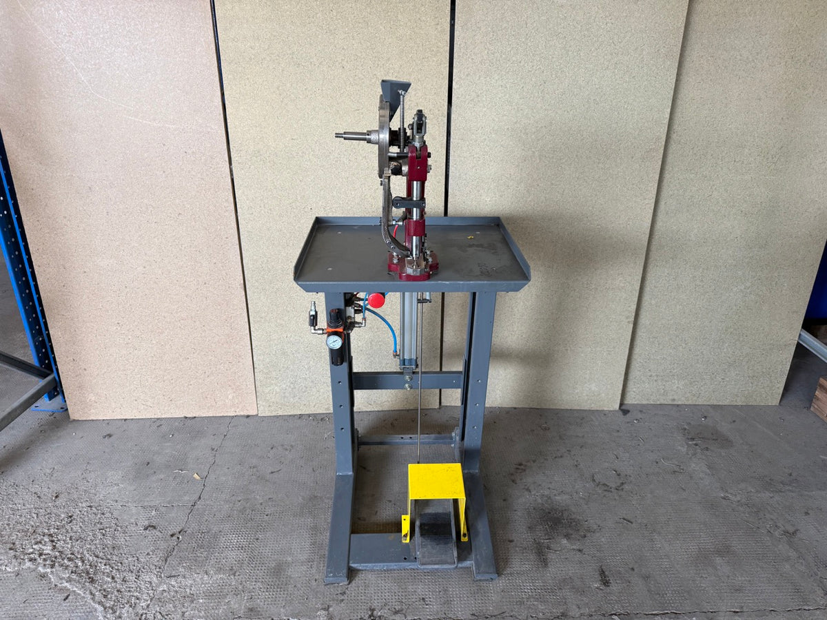 Eyelet and grommet setting machine