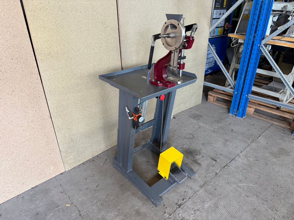 Eyelet and grommet setting machine