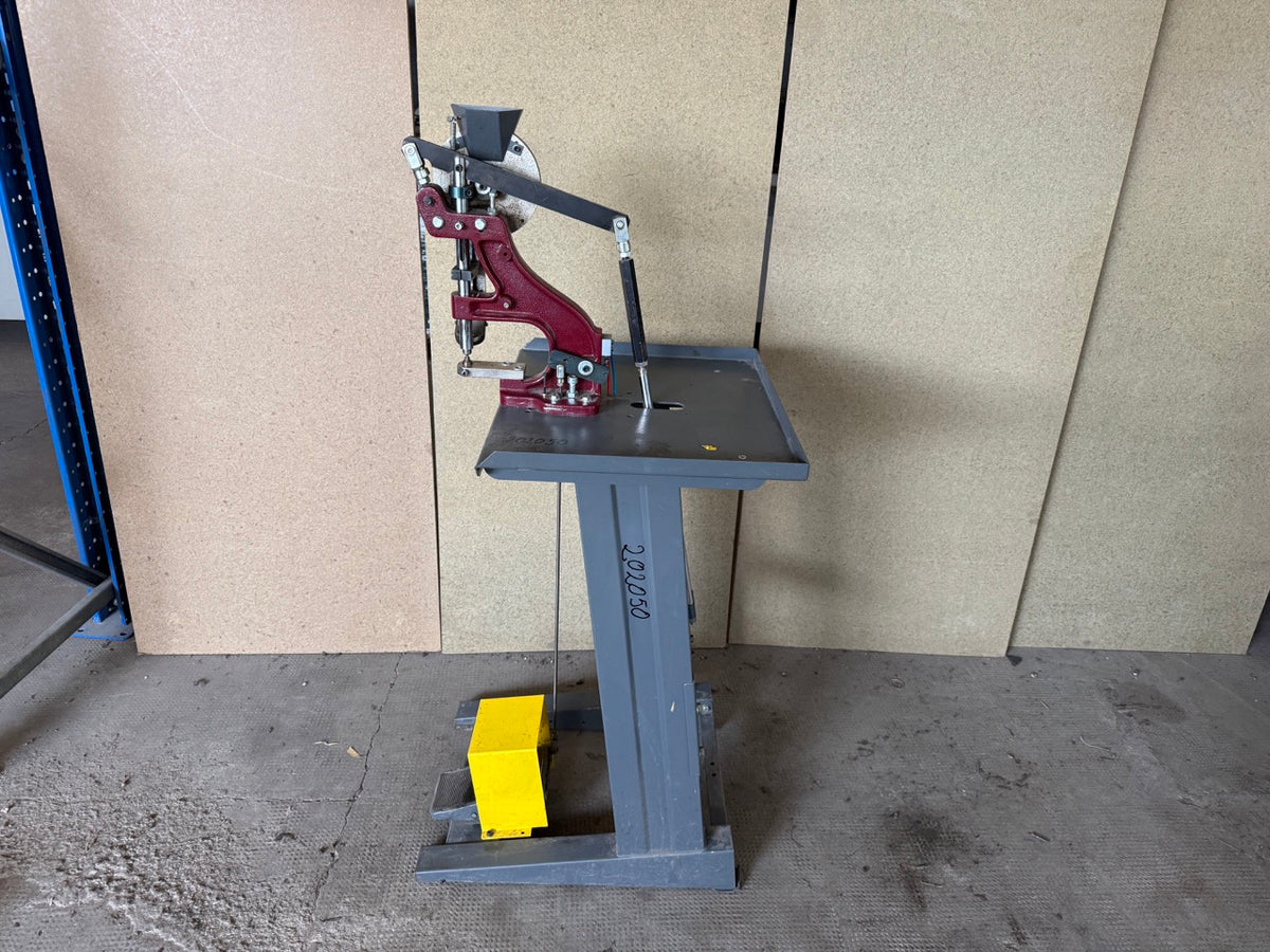 Eyelet and grommet setting machine